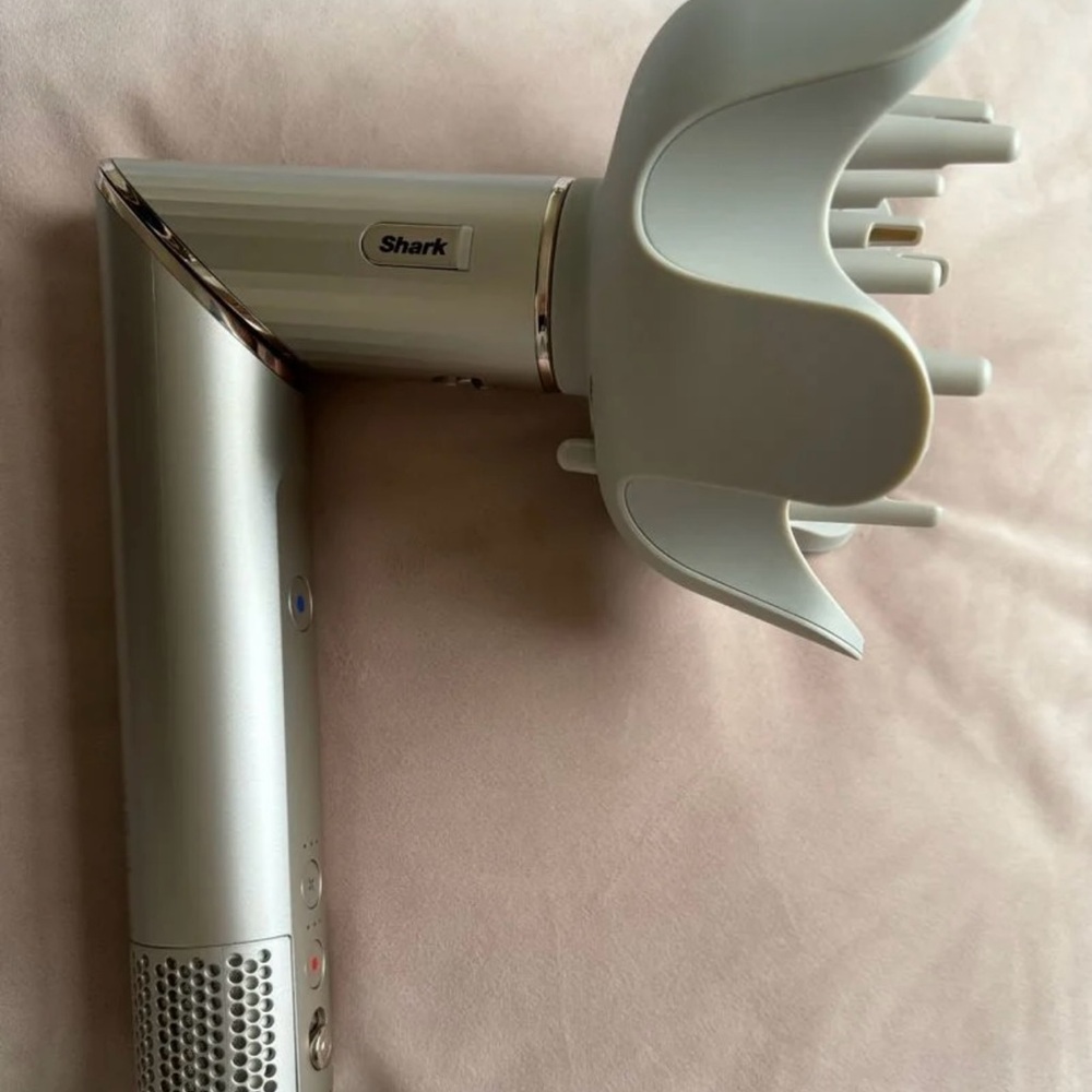 Shark flexstyle, used twice, diffuser and other curling/drying attachments.